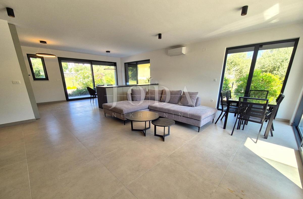 Dvonadstropno stanovanje z bazenom na mirni lokaciji