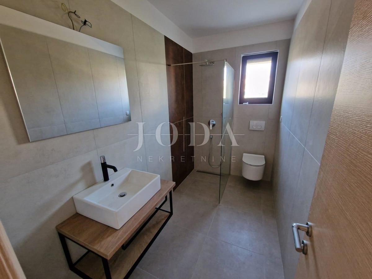 Dvonadstropno stanovanje z bazenom na mirni lokaciji