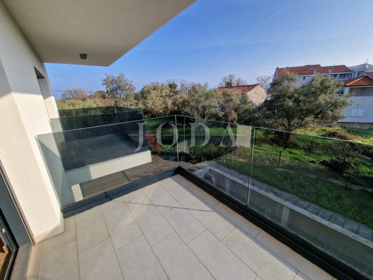 Dvonadstropno stanovanje z bazenom na mirni lokaciji