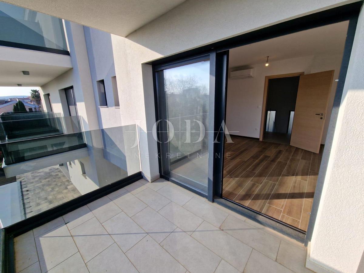 Dvonadstropno stanovanje z bazenom na mirni lokaciji