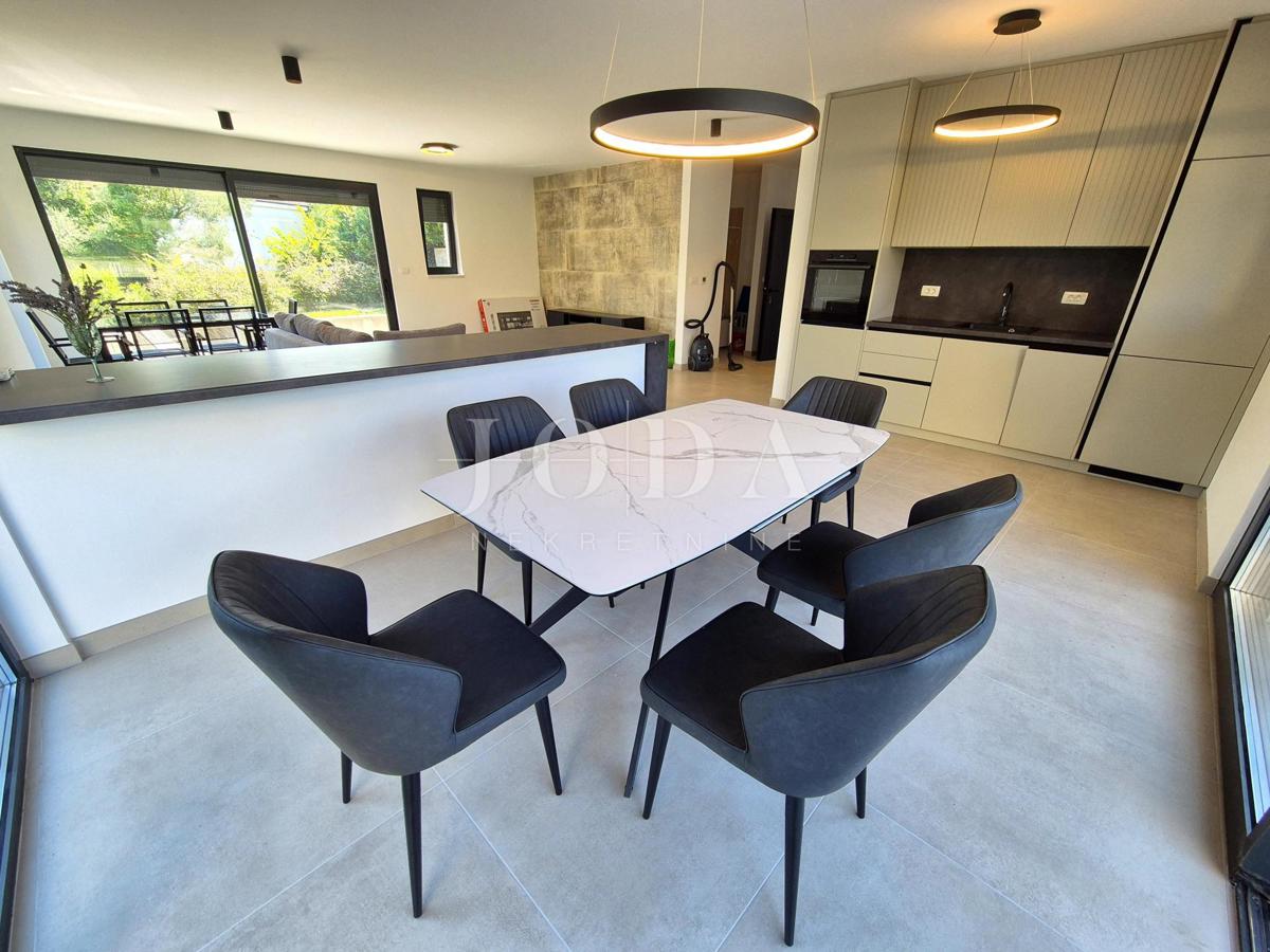 Dvonadstropno stanovanje z bazenom na mirni lokaciji