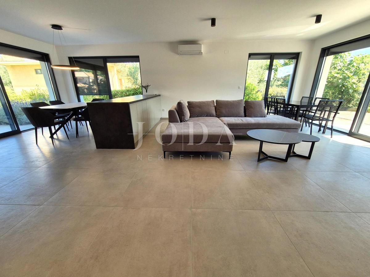 Dvonadstropno stanovanje z bazenom na mirni lokaciji