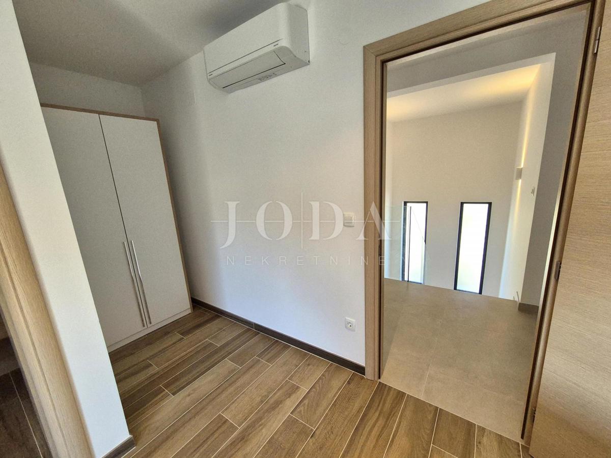 Dvonadstropno stanovanje z bazenom na mirni lokaciji