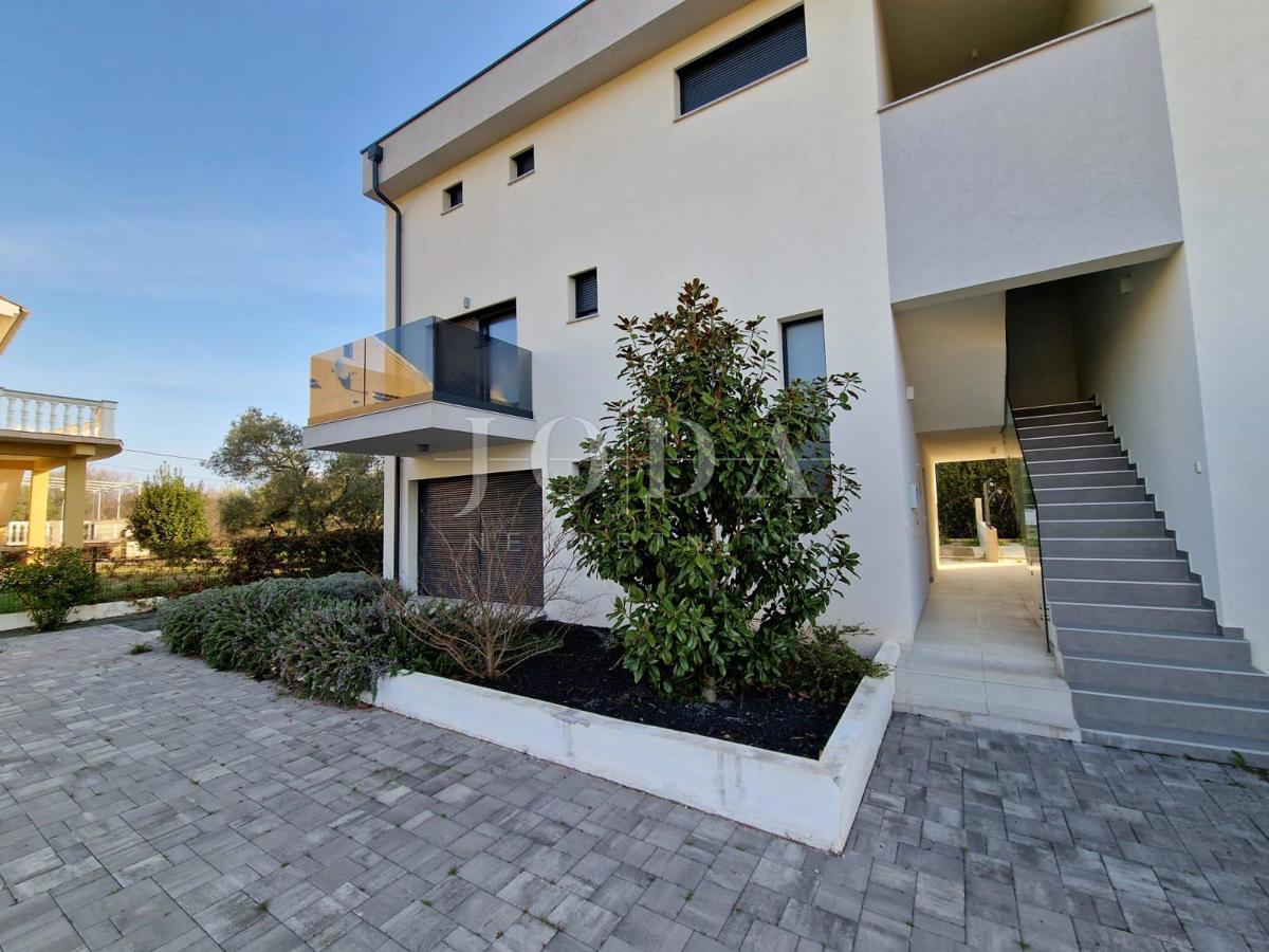 Dvonadstropno stanovanje z bazenom na mirni lokaciji