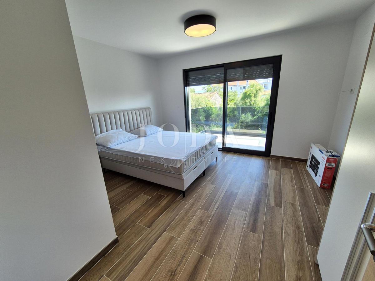 Dvonadstropno stanovanje z bazenom na mirni lokaciji