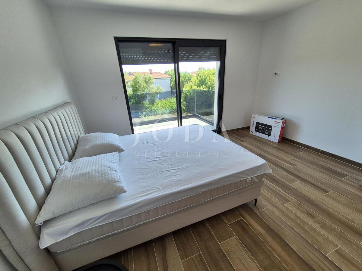 Dvonadstropno stanovanje z bazenom na mirni lokaciji