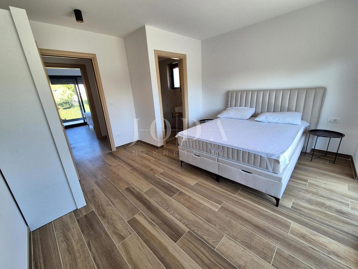 Dvonadstropno stanovanje z bazenom na mirni lokaciji