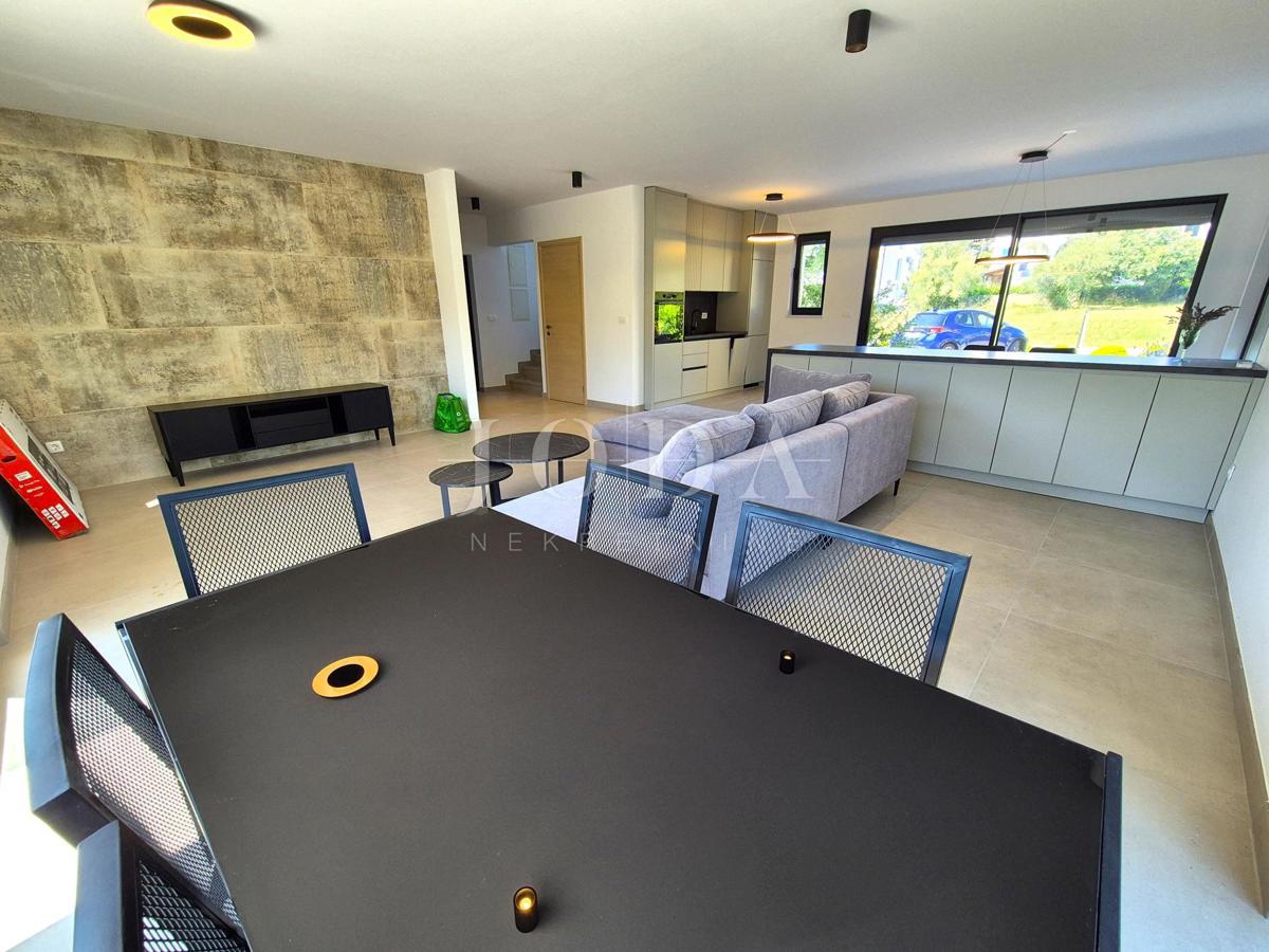 Dvonadstropno stanovanje z bazenom na mirni lokaciji