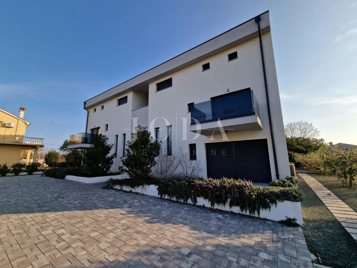 Dvonadstropno stanovanje z bazenom na mirni lokaciji