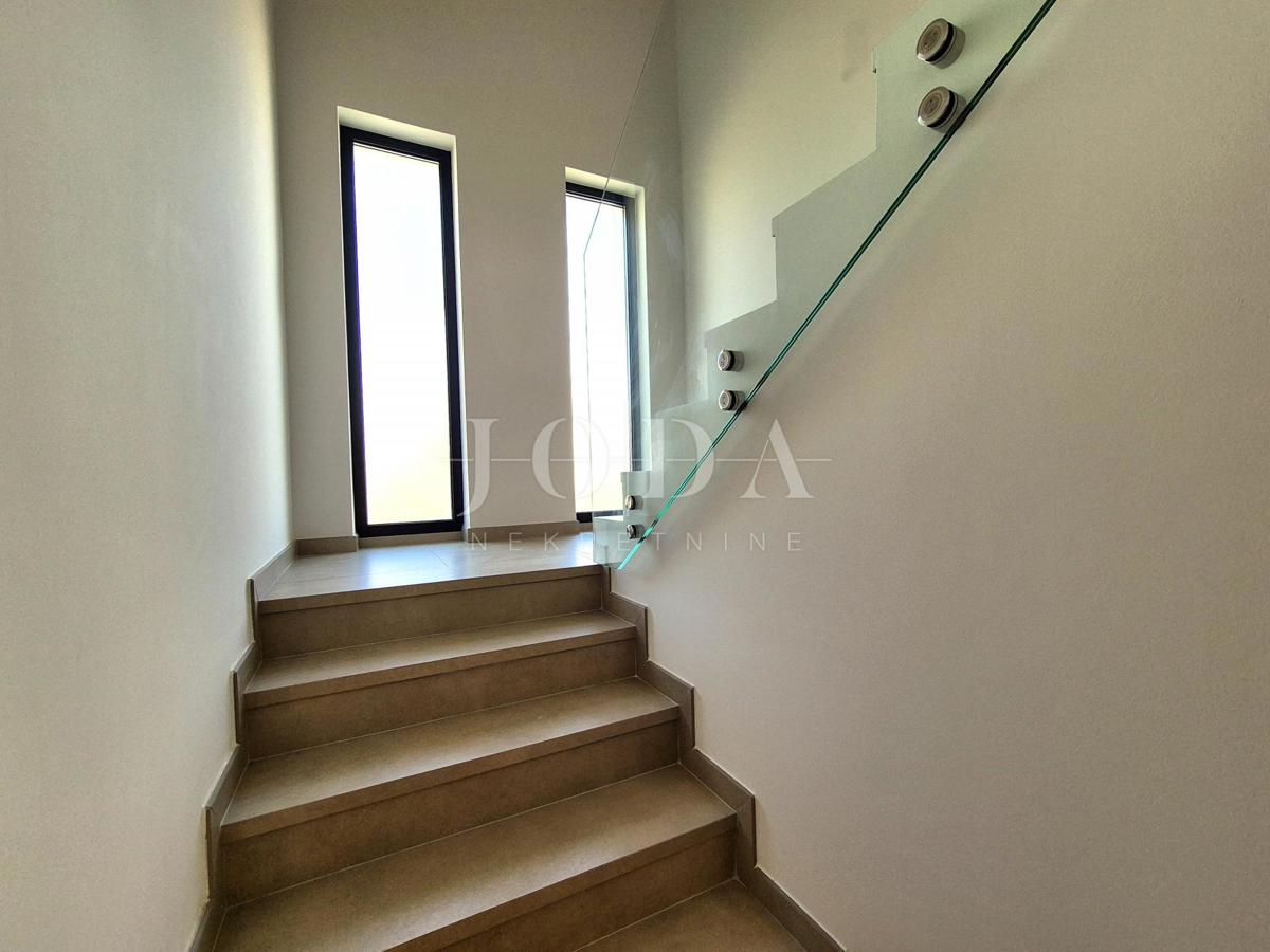 Dvonadstropno stanovanje z bazenom na mirni lokaciji