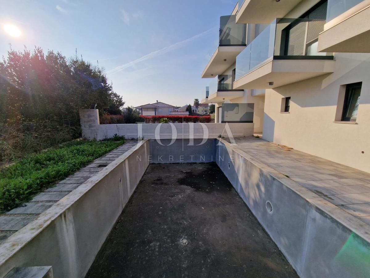 Dvonadstropno stanovanje z bazenom na mirni lokaciji