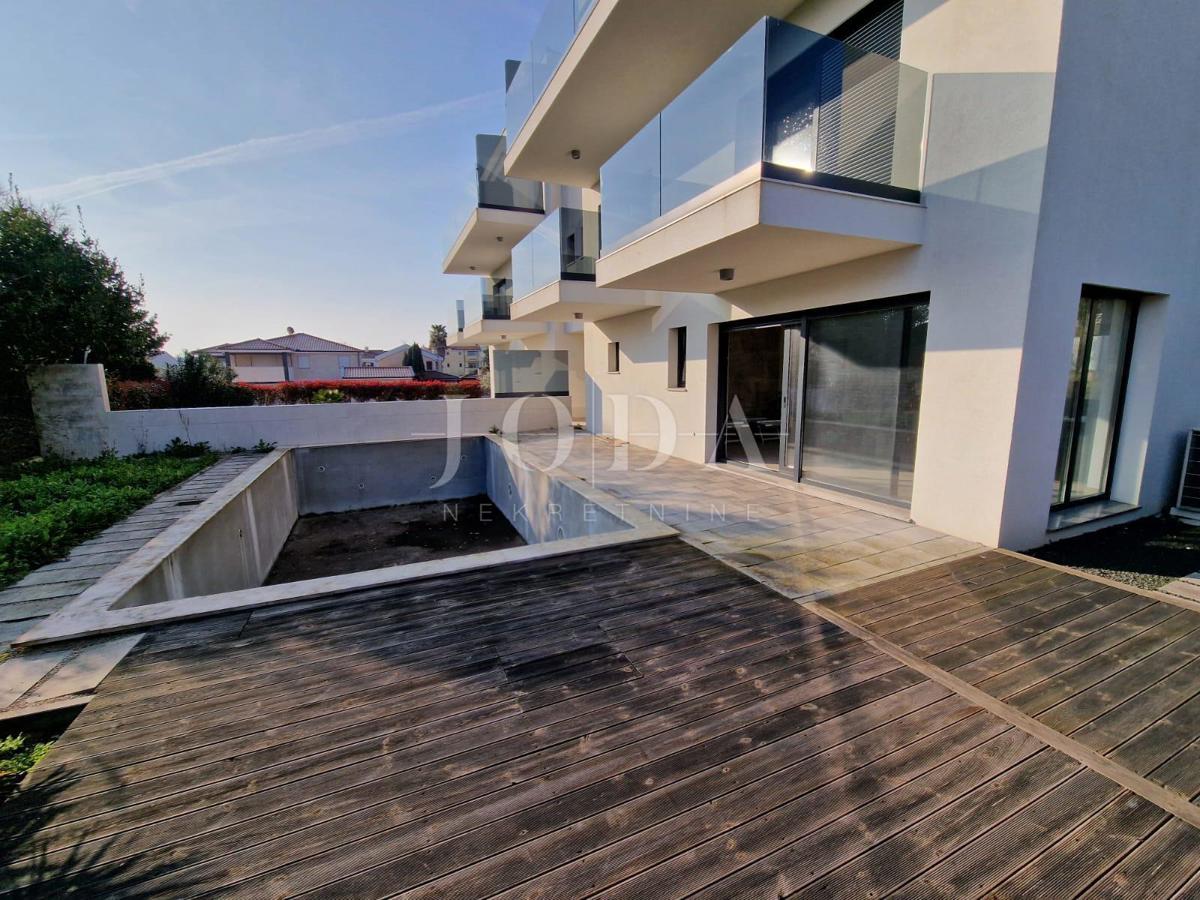 Dvonadstropno stanovanje z bazenom na mirni lokaciji