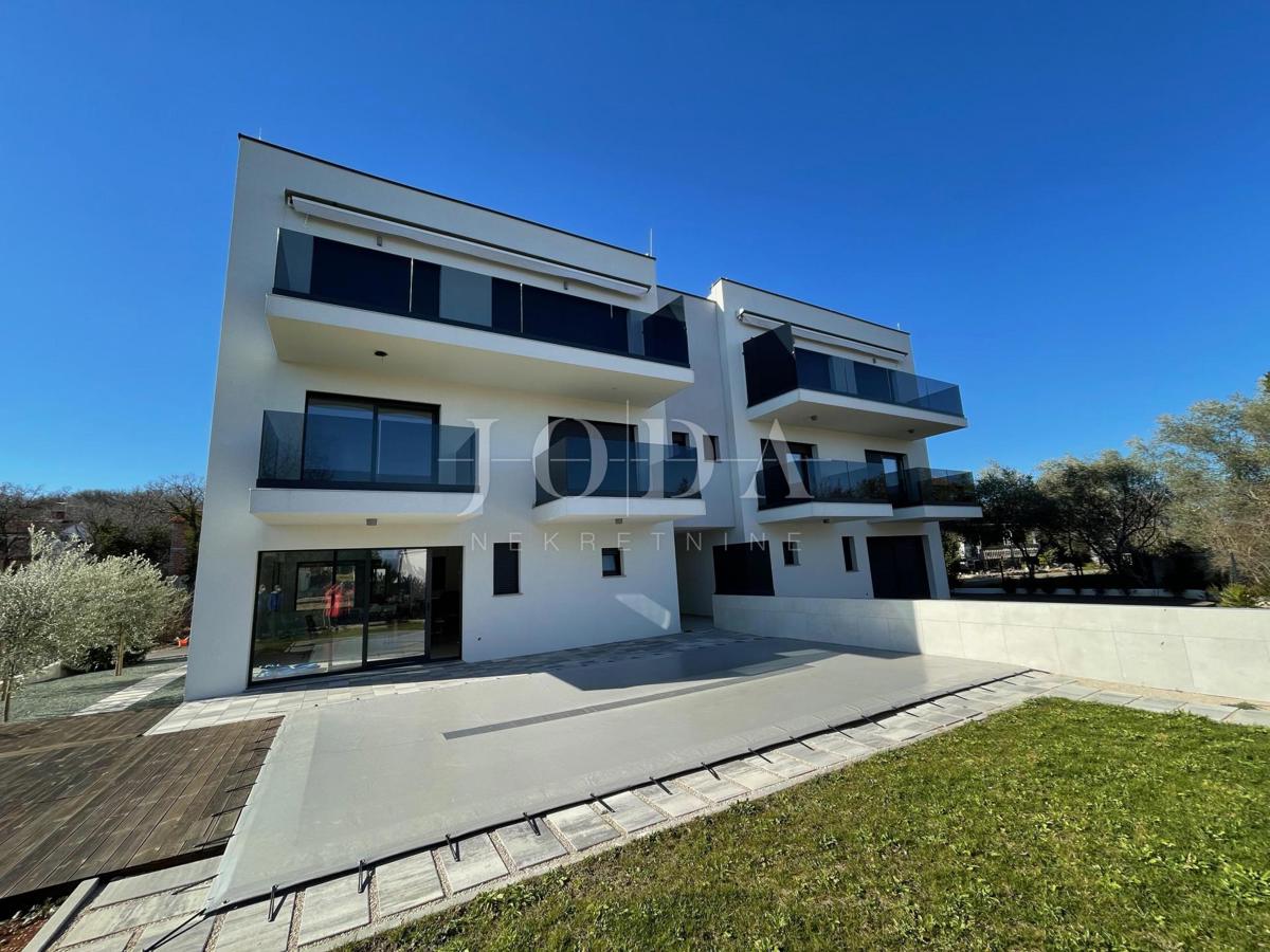 Dvonadstropno stanovanje z bazenom na mirni lokaciji