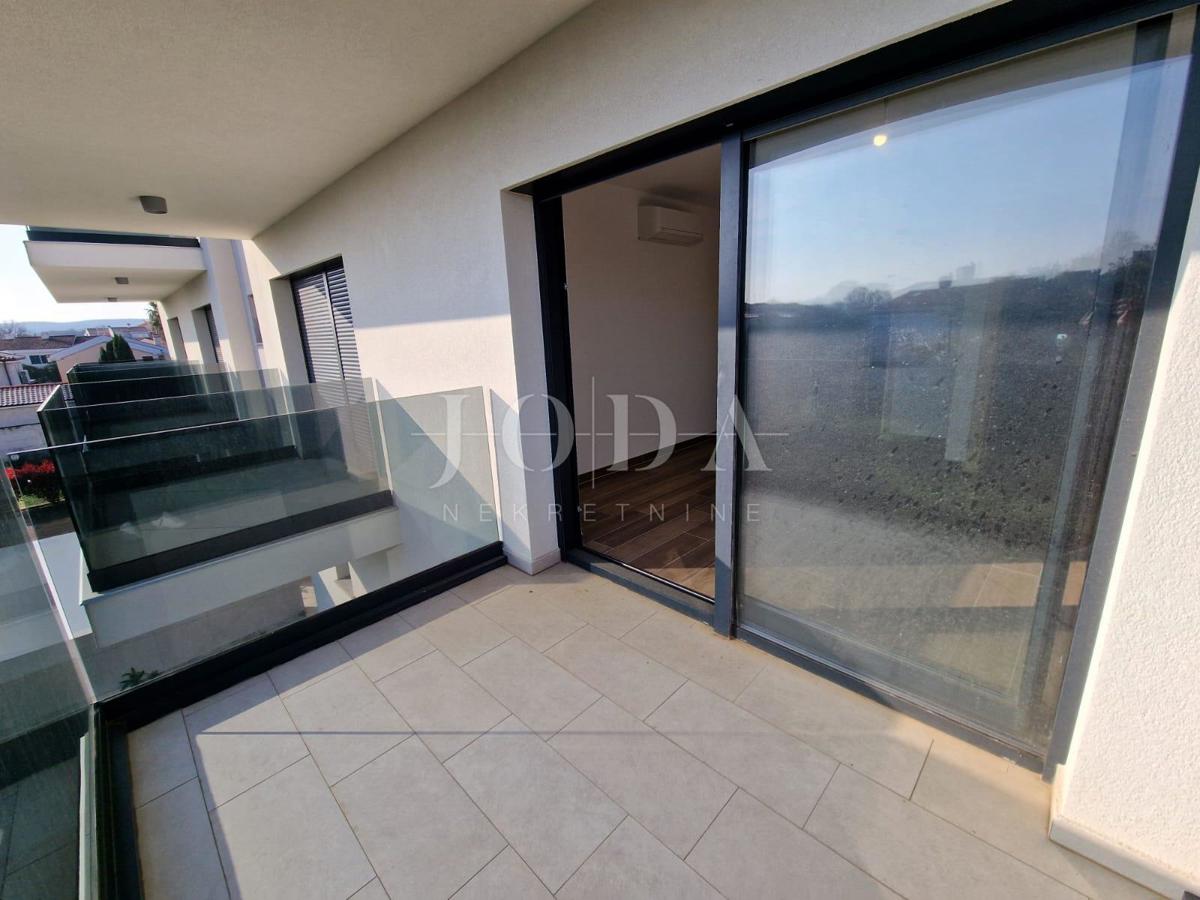 Dvonadstropno stanovanje z bazenom na mirni lokaciji