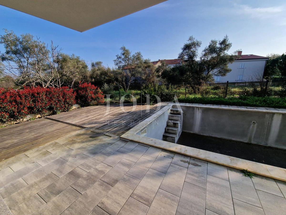 Dvonadstropno stanovanje z bazenom na mirni lokaciji