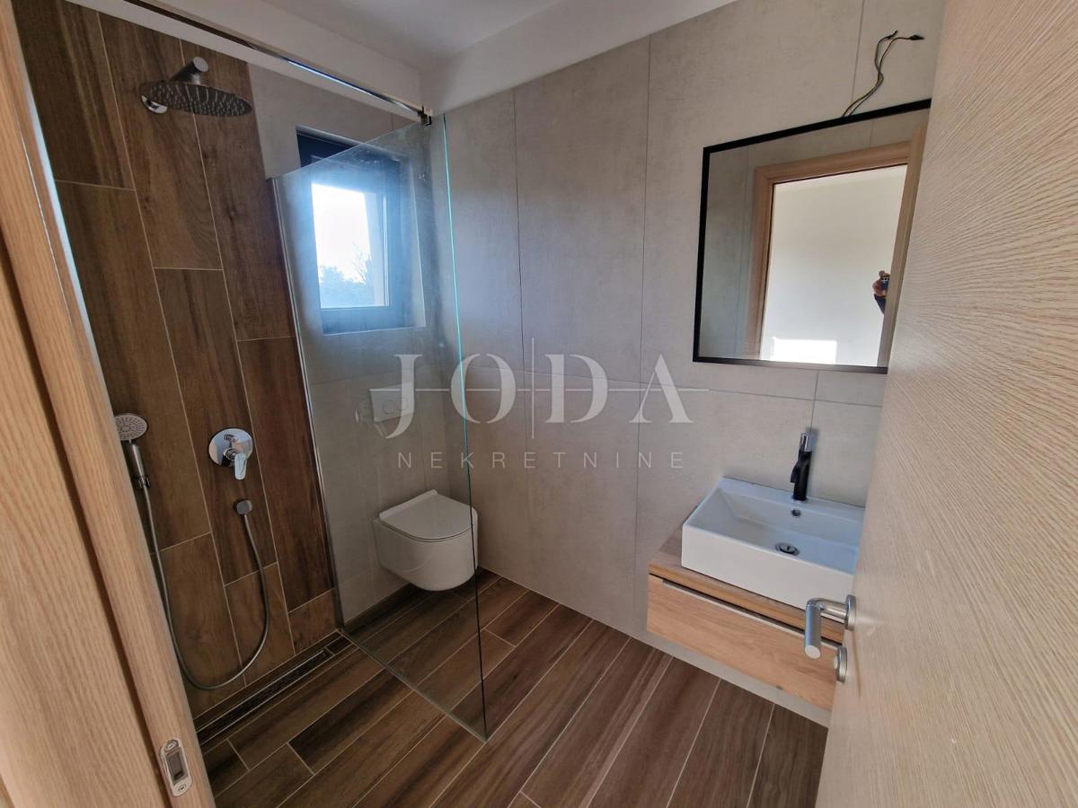 Dvonadstropno stanovanje z bazenom na mirni lokaciji