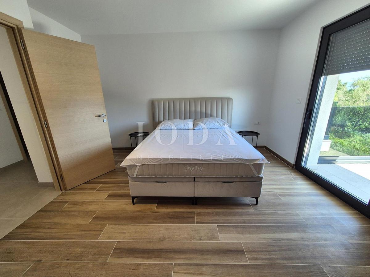 Dvonadstropno stanovanje z bazenom na mirni lokaciji