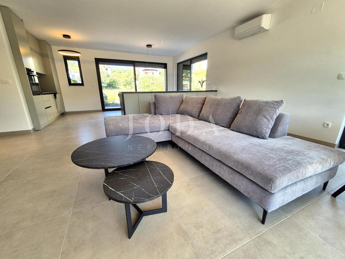 Dvonadstropno stanovanje z bazenom na mirni lokaciji