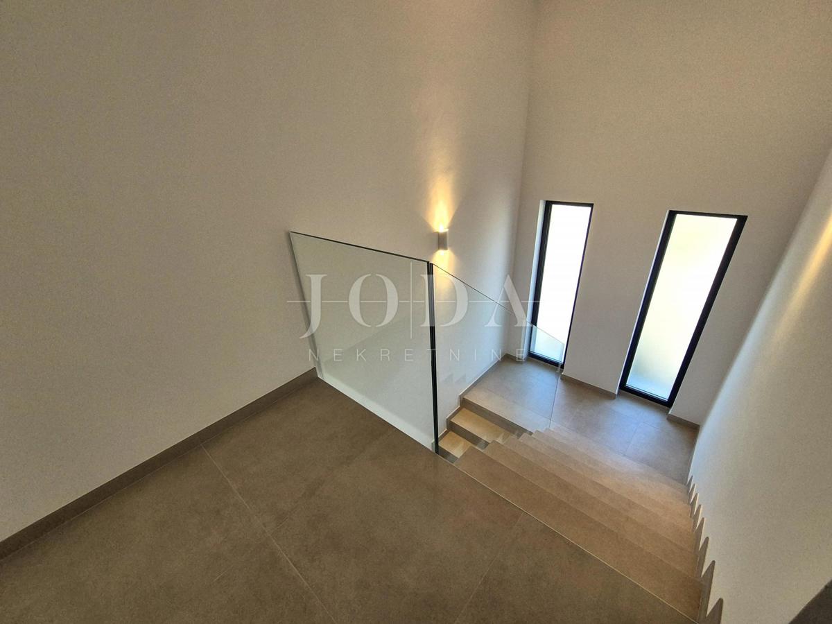 Dvonadstropno stanovanje z bazenom na mirni lokaciji