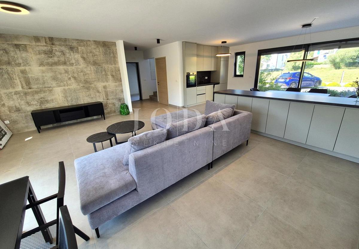 Dvonadstropno stanovanje z bazenom na mirni lokaciji