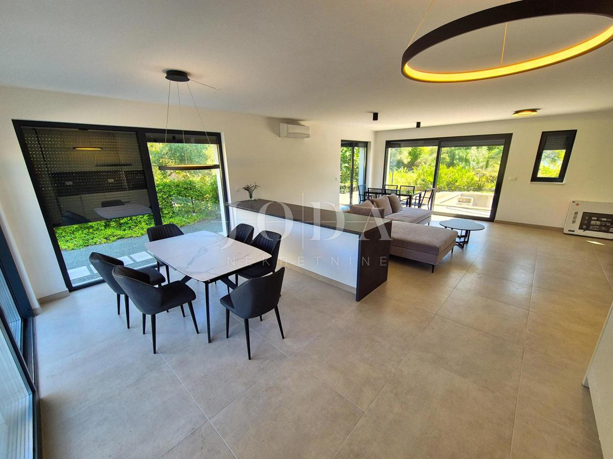 Dvonadstropno stanovanje z bazenom na mirni lokaciji