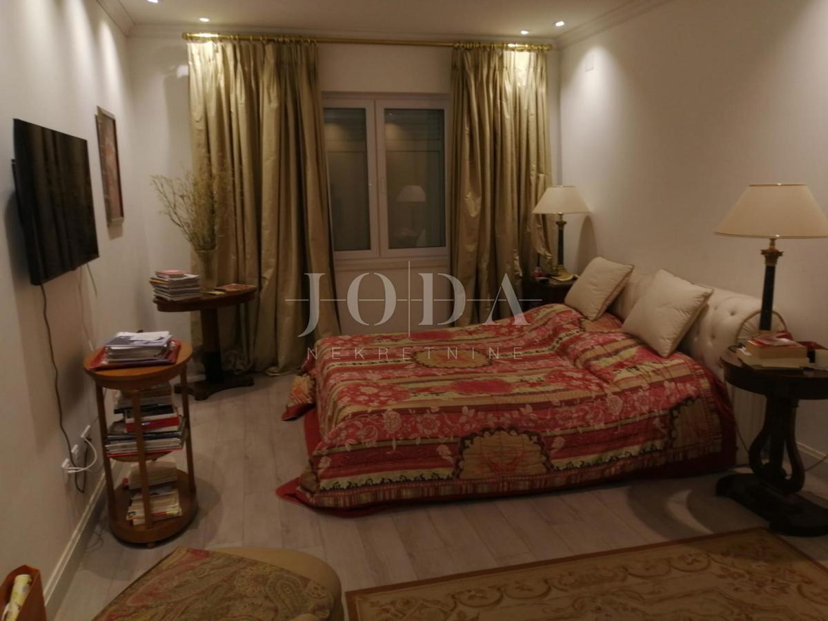 2 vili z bazenom + pisarniški prostor na eni parceli 2.700 m2