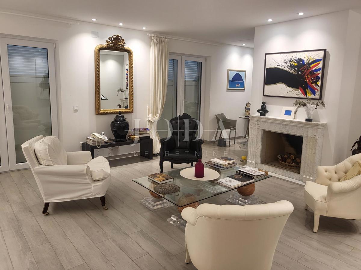 2 vili z bazenom + pisarniški prostor na eni parceli 2.700 m2