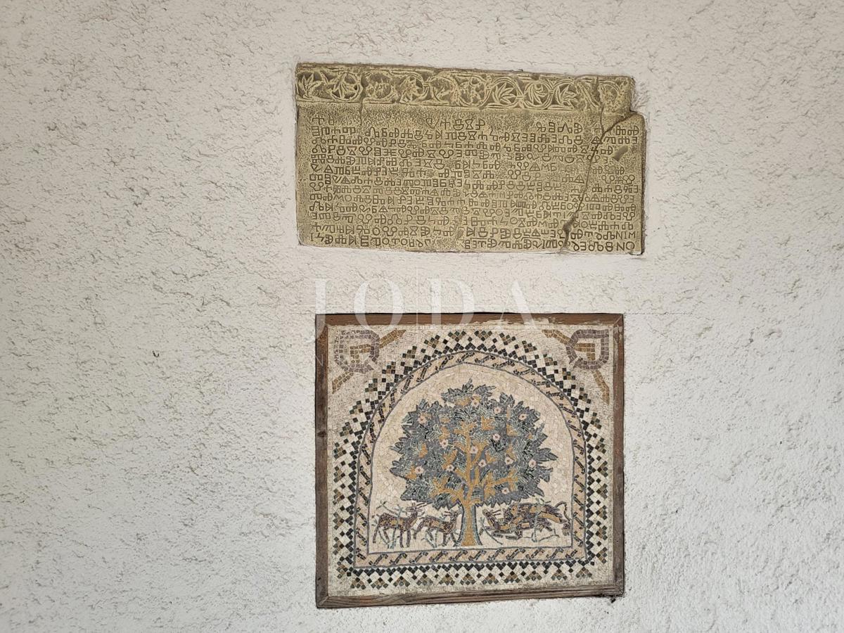 2 vili z bazenom + pisarniški prostor na eni parceli 2.700 m2