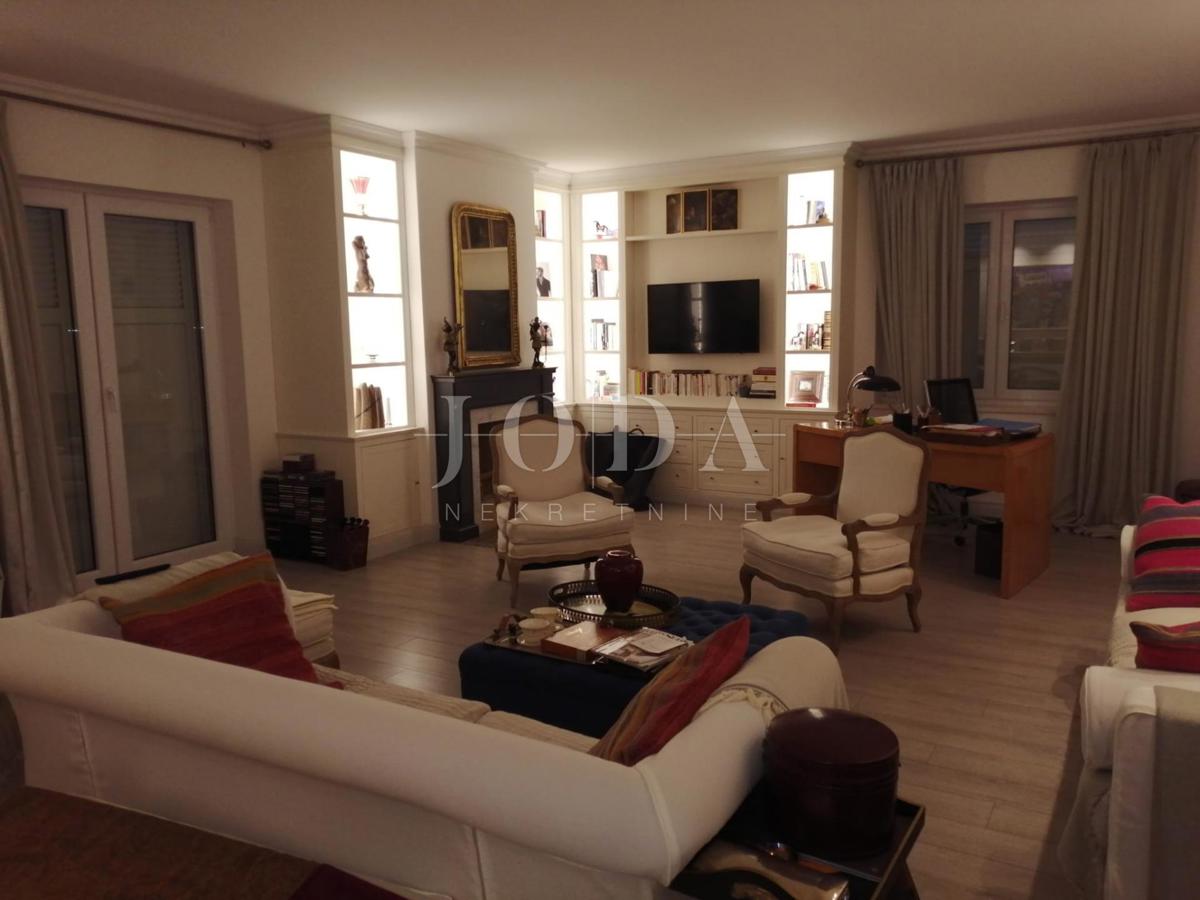 2 vili z bazenom + pisarniški prostor na eni parceli 2.700 m2