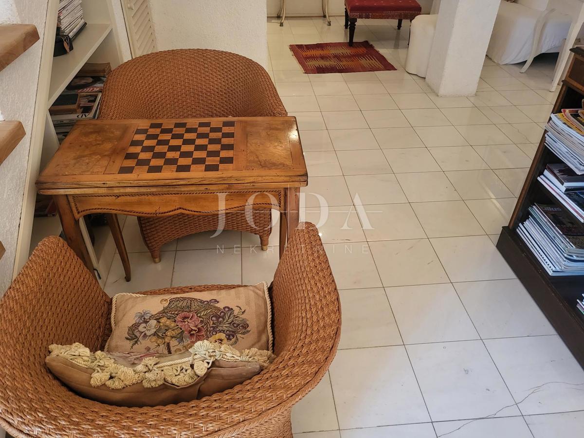 2 vili z bazenom + pisarniški prostor na eni parceli 2.700 m2