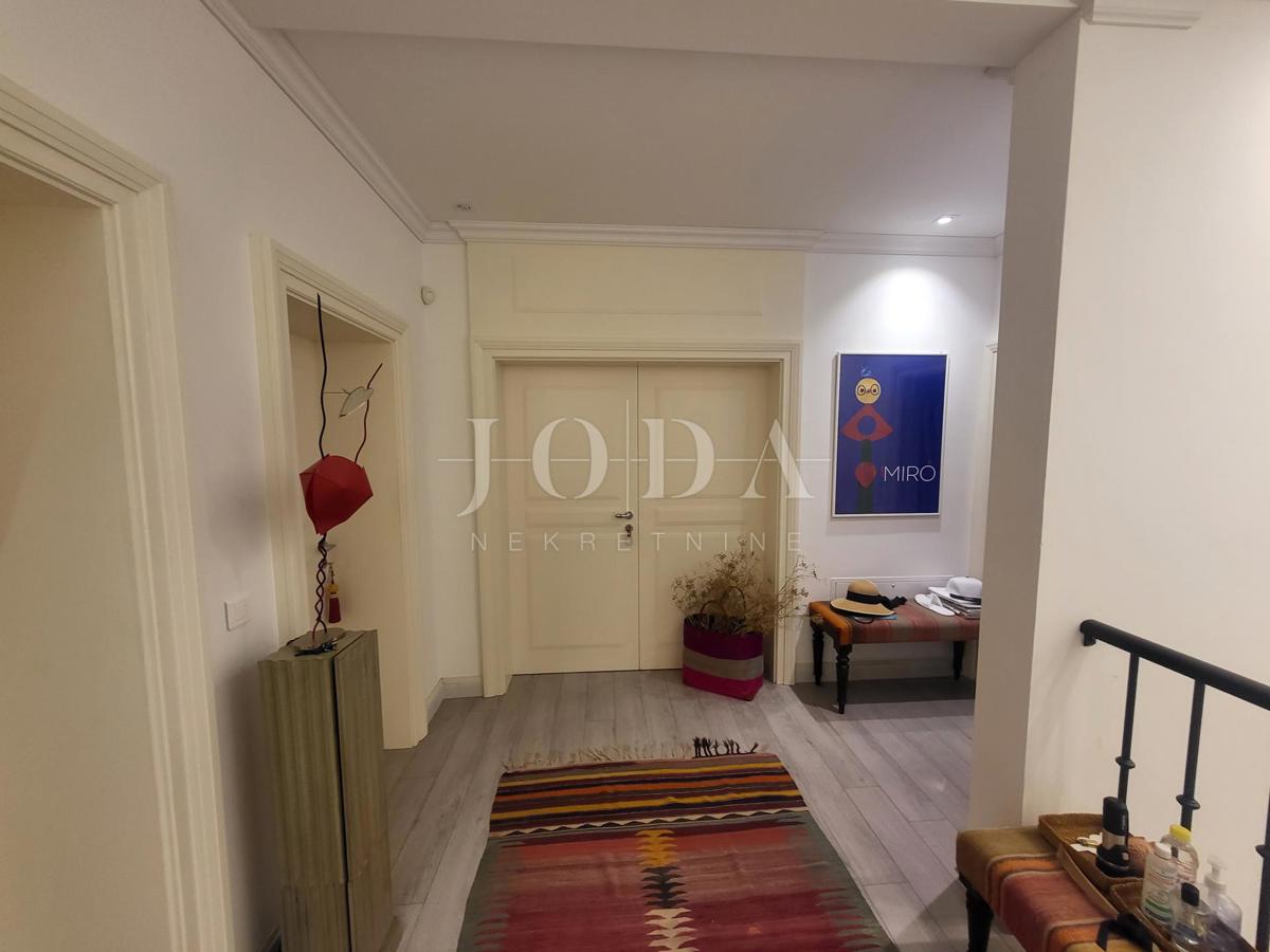 2 vili z bazenom + pisarniški prostor na eni parceli 2.700 m2
