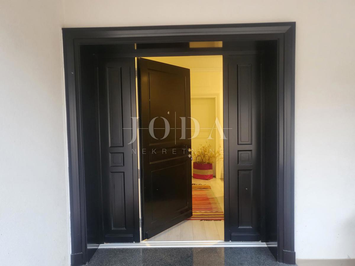 2 vili z bazenom + pisarniški prostor na eni parceli 2.700 m2