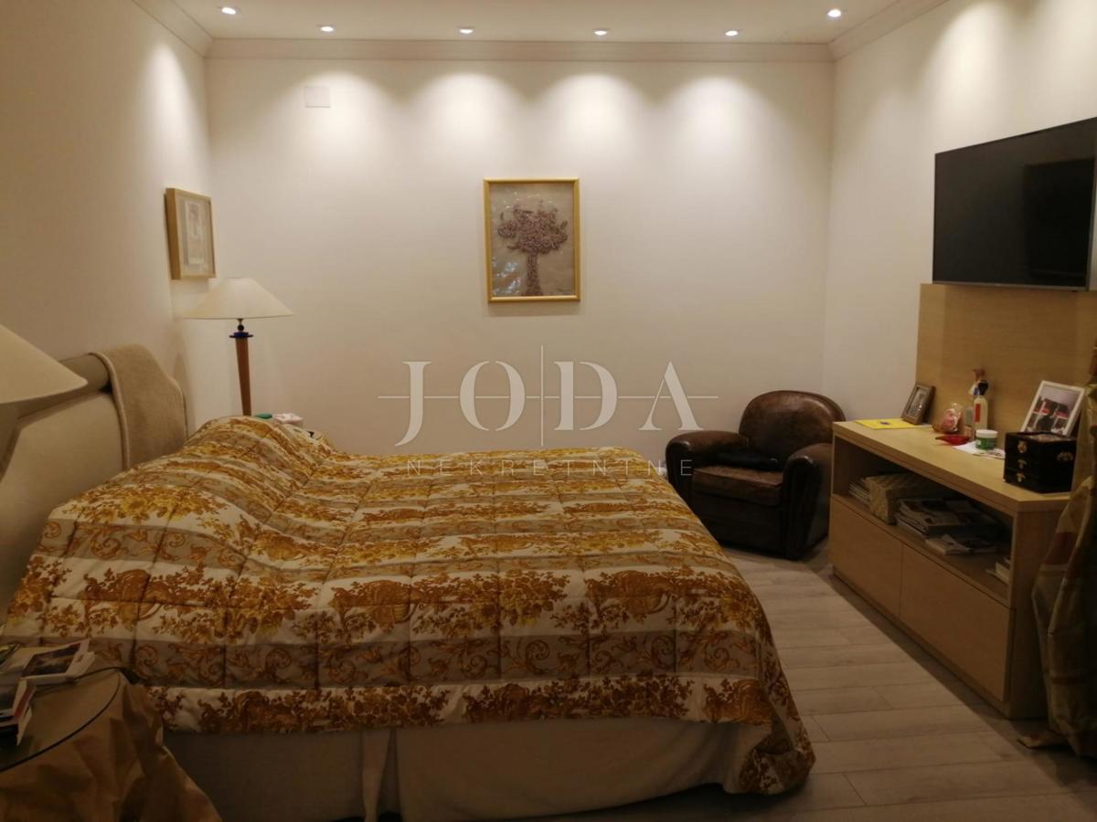 2 vili z bazenom + pisarniški prostor na eni parceli 2.700 m2
