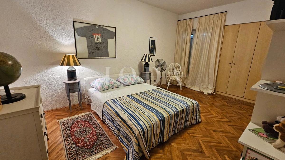 2 vili z bazenom + pisarniški prostor na eni parceli 2.700 m2