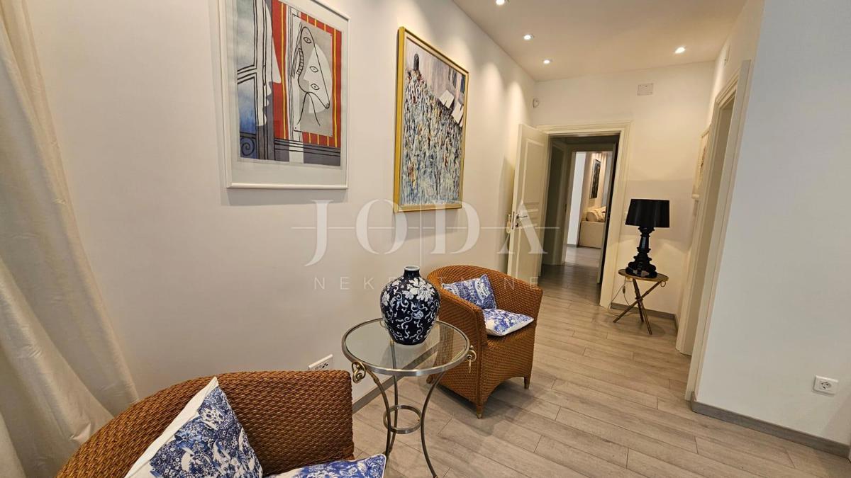 2 vili z bazenom + pisarniški prostor na eni parceli 2.700 m2