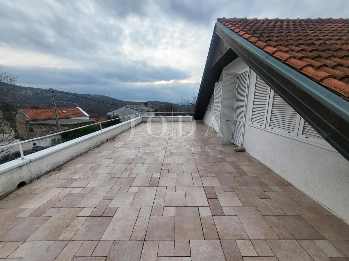 2 vili z bazenom + pisarniški prostor na eni parceli 2.700 m2