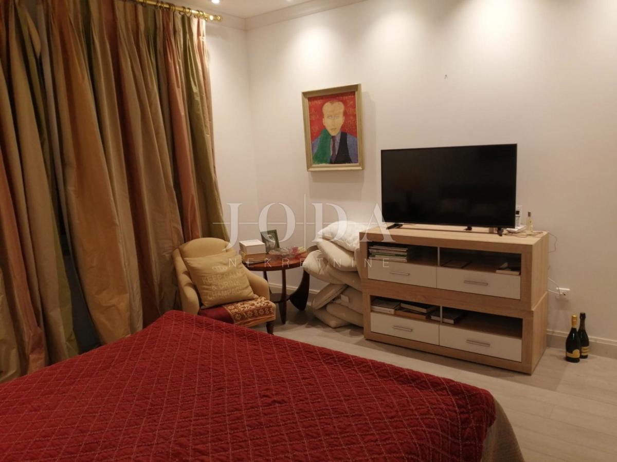 2 vili z bazenom + pisarniški prostor na eni parceli 2.700 m2