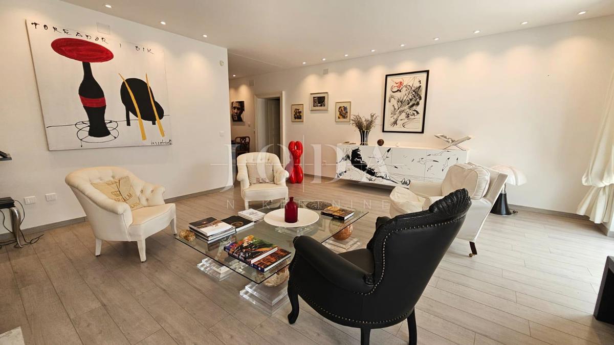 2 vili z bazenom + pisarniški prostor na eni parceli 2.700 m2
