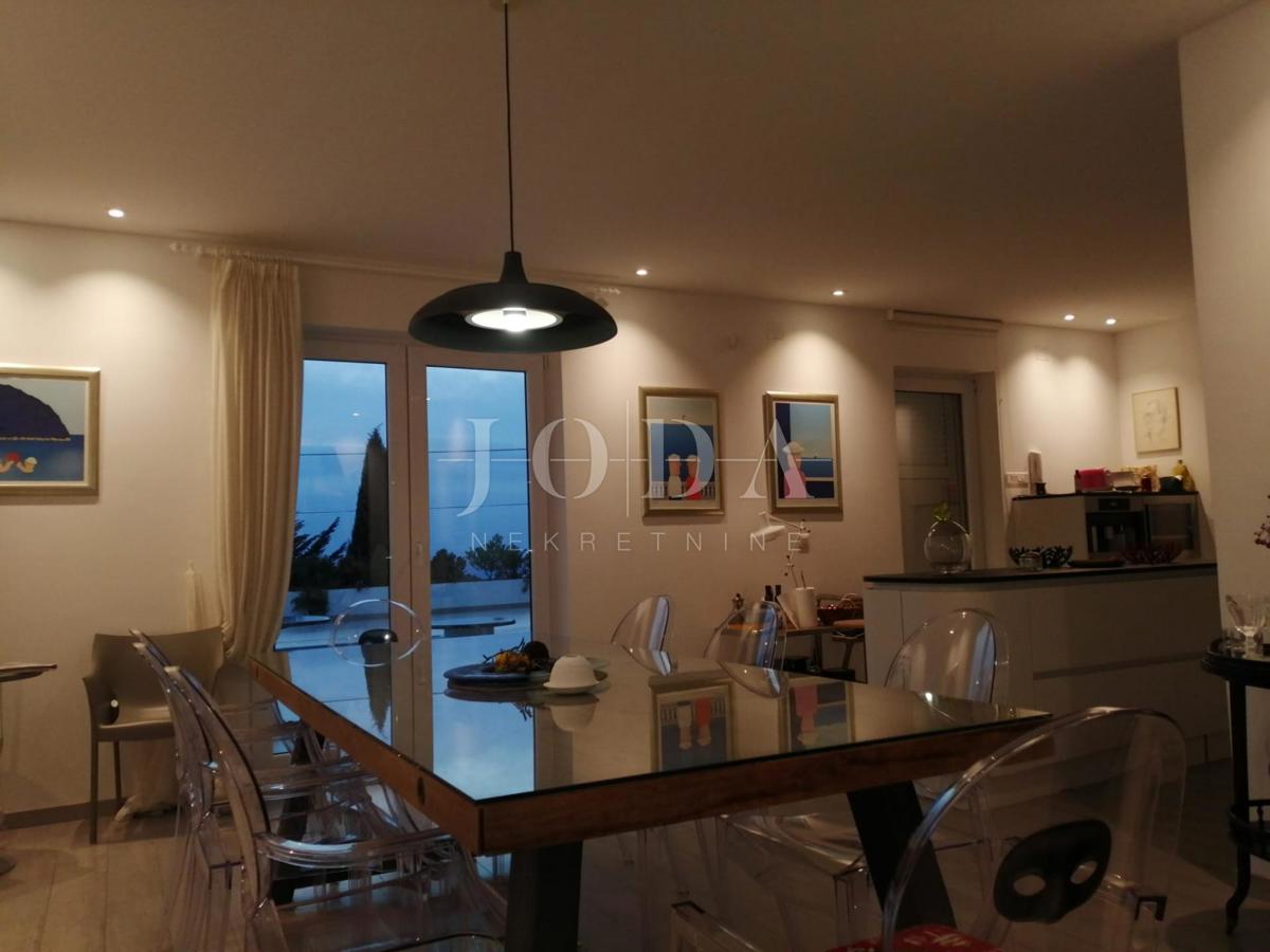 2 vili z bazenom + pisarniški prostor na eni parceli 2.700 m2