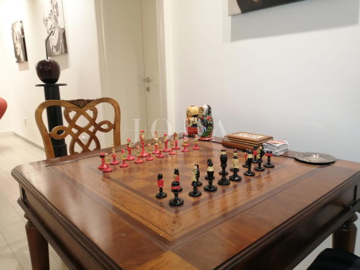 2 vili z bazenom + pisarniški prostor na eni parceli 2.700 m2
