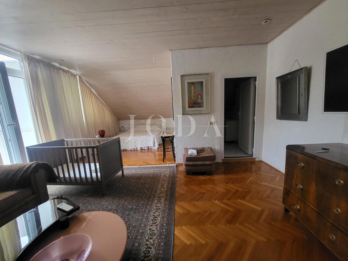 2 vili z bazenom + pisarniški prostor na eni parceli 2.700 m2