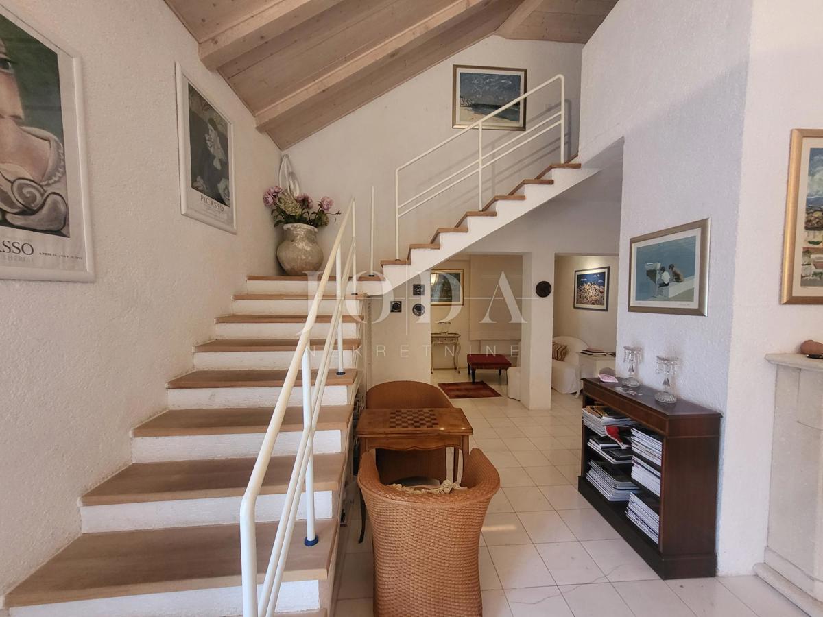2 vili z bazenom + pisarniški prostor na eni parceli 2.700 m2
