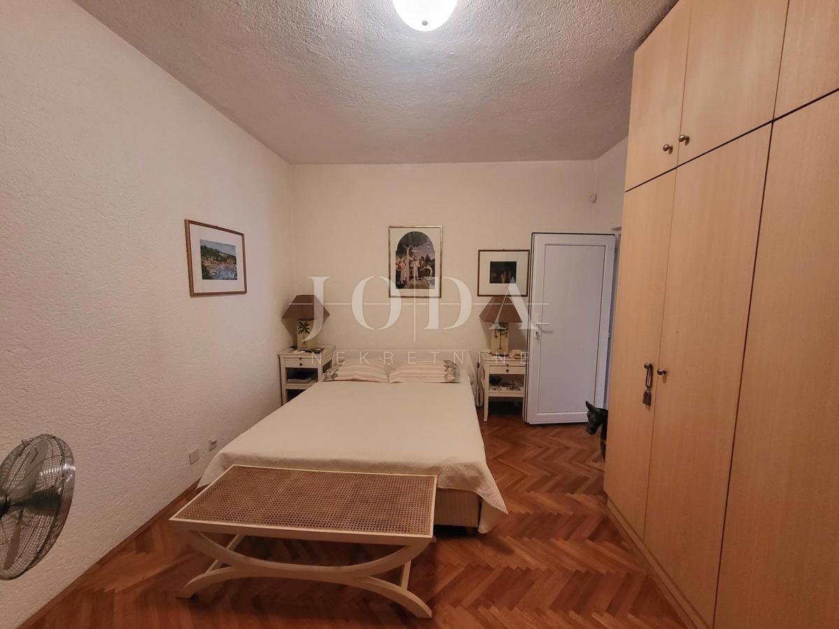 2 vili z bazenom + pisarniški prostor na eni parceli 2.700 m2
