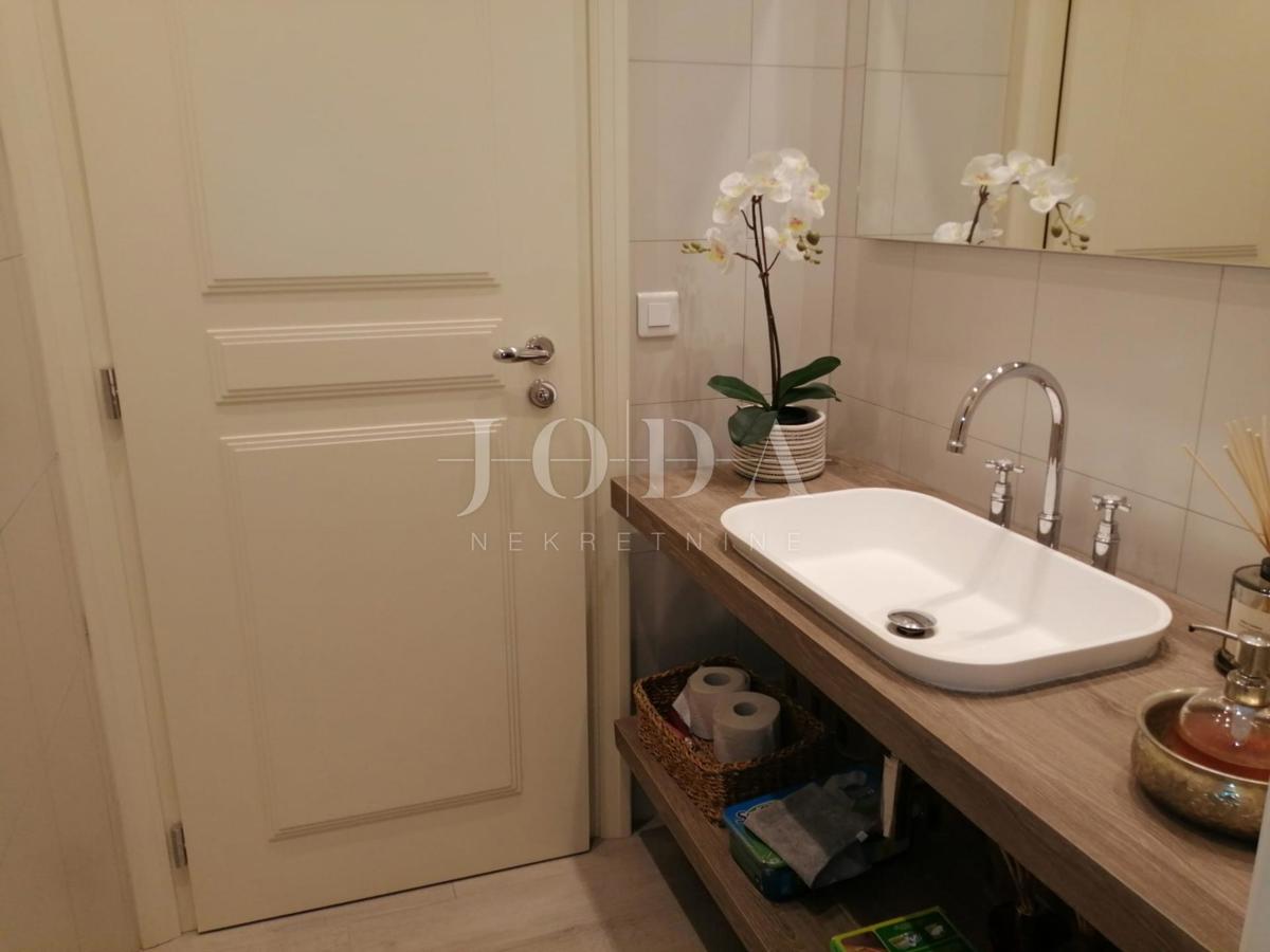 2 vili z bazenom + pisarniški prostor na eni parceli 2.700 m2