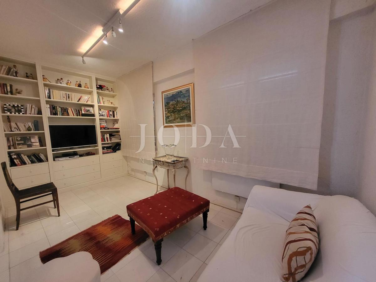 2 vili z bazenom + pisarniški prostor na eni parceli 2.700 m2