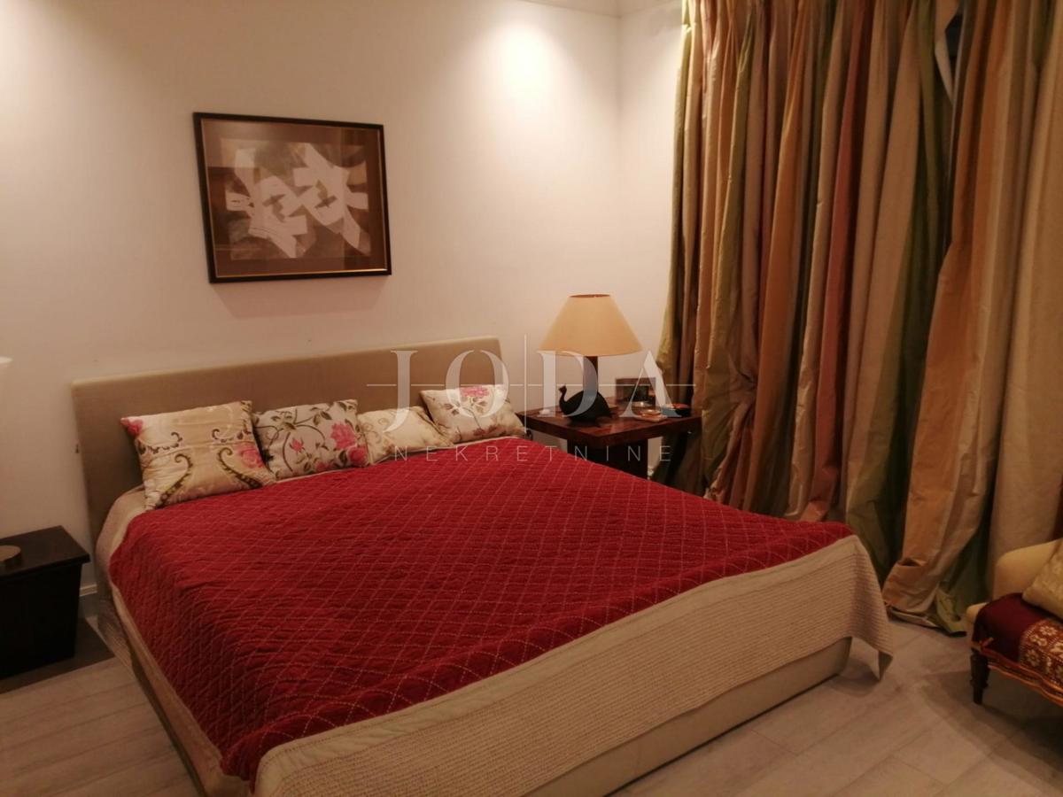 2 vili z bazenom + pisarniški prostor na eni parceli 2.700 m2