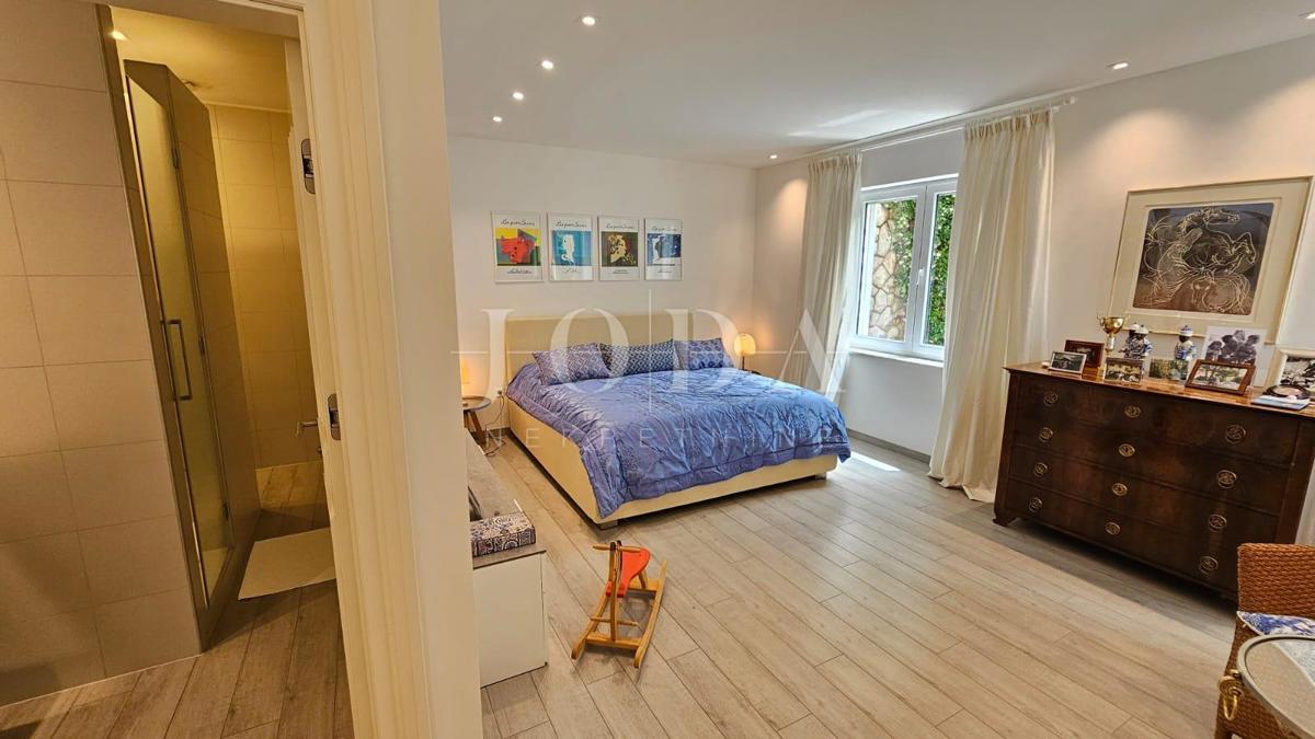 2 vili z bazenom + pisarniški prostor na eni parceli 2.700 m2