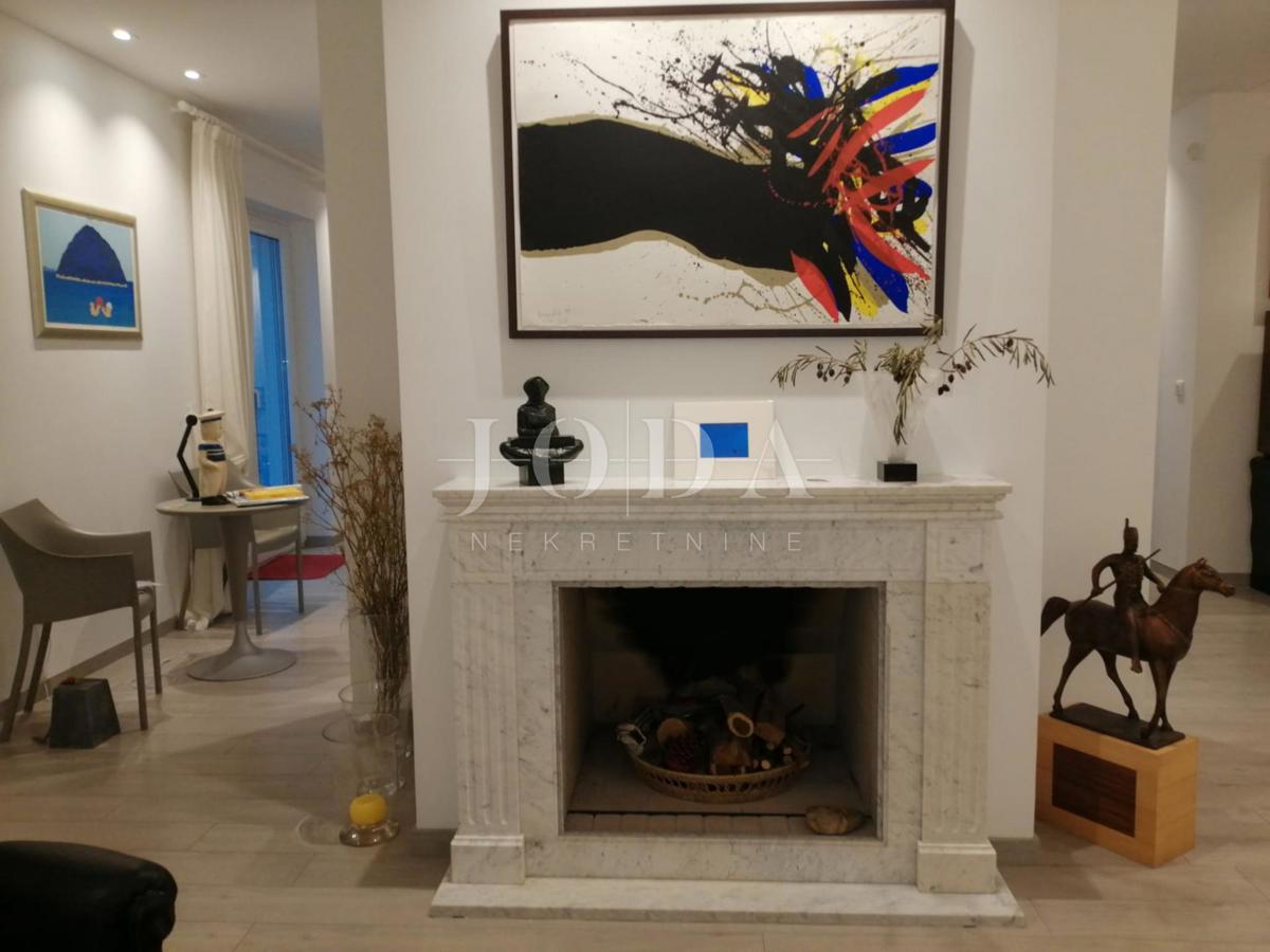 2 vili z bazenom + pisarniški prostor na eni parceli 2.700 m2