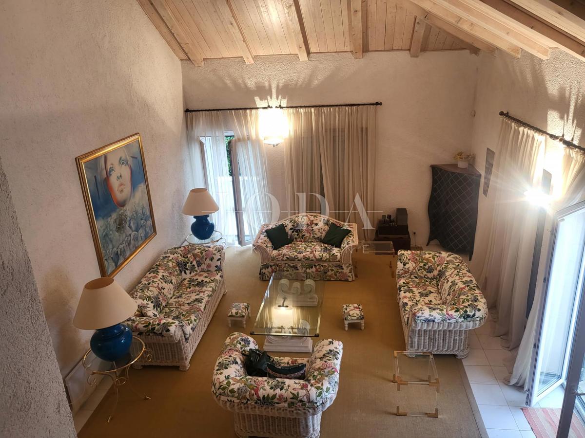 2 vili z bazenom + pisarniški prostor na eni parceli 2.700 m2