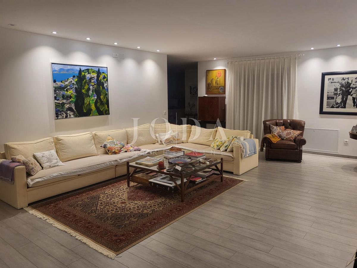 2 vili z bazenom + pisarniški prostor na eni parceli 2.700 m2